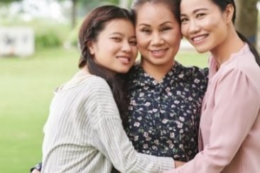Grupo de mujeres felices y abrazadas